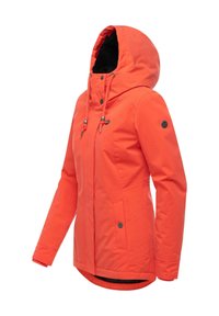 Orange vattentät jacka med huood, med svart fleecefoder, framdragkedja och tryckknappar. Inkluderar sidofickor och justerbara ärmslut.
