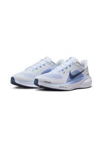 Zapatillas deportivas blancas con una parte superior de malla transpirable, detalles en azul claro, suela azul oscura y un destacado logo de Nike en el lateral.