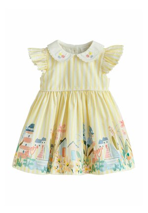 Gul og hvidstribet kjole til småbørn med flæseærmer, broderet blomsterkrave og farverigt print af seaside-huse og blomster på skørtet.