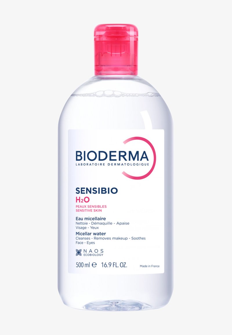 Klare Plastikflasche mit Mizellenwasser und pinkem Deckel, beschriftet mit "Bioderma Sensibio H2O", 500 ml, mit minimalistischem Design und Text.