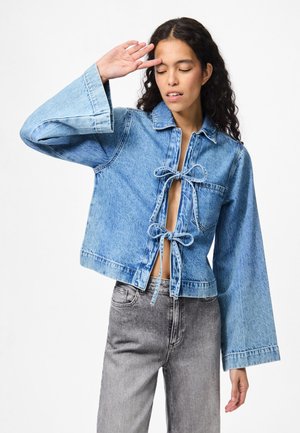 PCJULIET TIE FRONT SHIRT - Bluse - medium blue