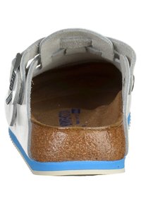 Graue Wildledersandale mit verstellbaren Riemen, Korkfußbett, blauer Gummisohle und glatter Textur. Offene Rückseite für einfaches An- und Ausziehen.