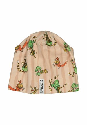 Lyse beige beanie med vertikale striber, med legesyge katte i grønne outfits og røde egern, der holder nødder spredt ud over stoffet.
