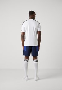 adidas Performance MANCHESTER UNITED SZN CARGO SHORT - Klubové oblečení - night indigo