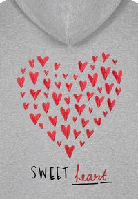 Sivá mikina s kapucňou, na ktorej je veľké srdce zložené z rôznych červených srdiečok, pod dizajnom je nápis "SWEET heart" v hravom písme.