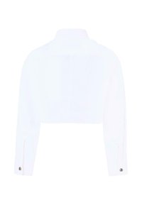 Camicia bianca tagliata con maniche lunghe, polsini con bottoni e colletto classico. Tessuto liscio, design minimalista e senza modelli o accenti visibili.