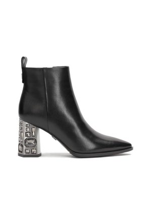 Cizmă de gleznă din piele neagră, cu vârf ascuțit și toc bloc ornamentat, având numeroase detalii cristaline de forme dreptunghiulare și pătrate.