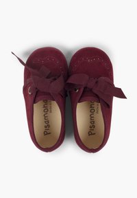 Scarpe in suede bordeaux con punta rotonda, perforazioni decorative e lacci in nastro di tessuto larghi. Sottopiedi in pelle naturale, suole piatte.