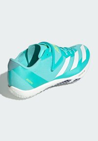 Scarpa sportiva color acquamarina con una tomaia in rete leggera, dettagli bianchi, una fascia in Velcro e una suola in gomma chiodata per la trazione.