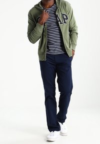 GAP Tröja med dragkedja - khaki