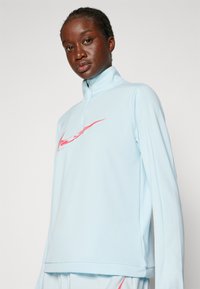 Nike Performance Langarmshirt - glacier blue/aster pink