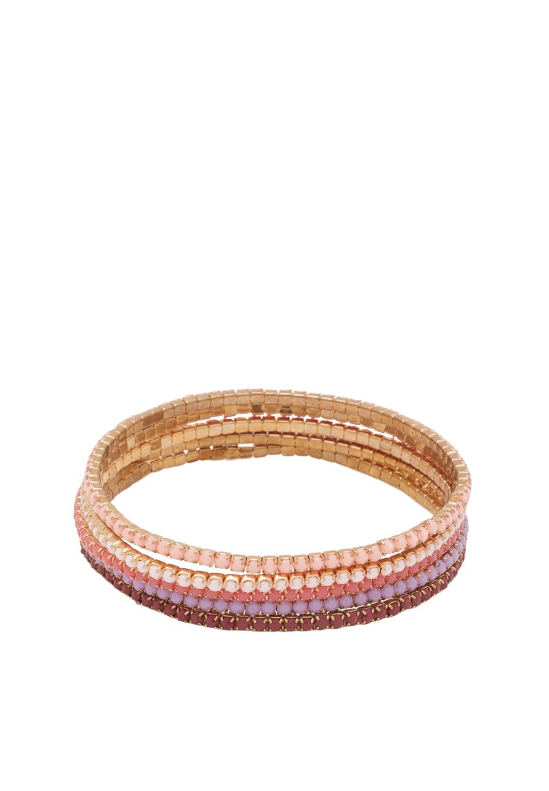 Guldtonad pärlarmband med flera staplade trådar i nyanser av rosa och lila, med släta och strukturerade ytor samt subtila mönstervariationer.