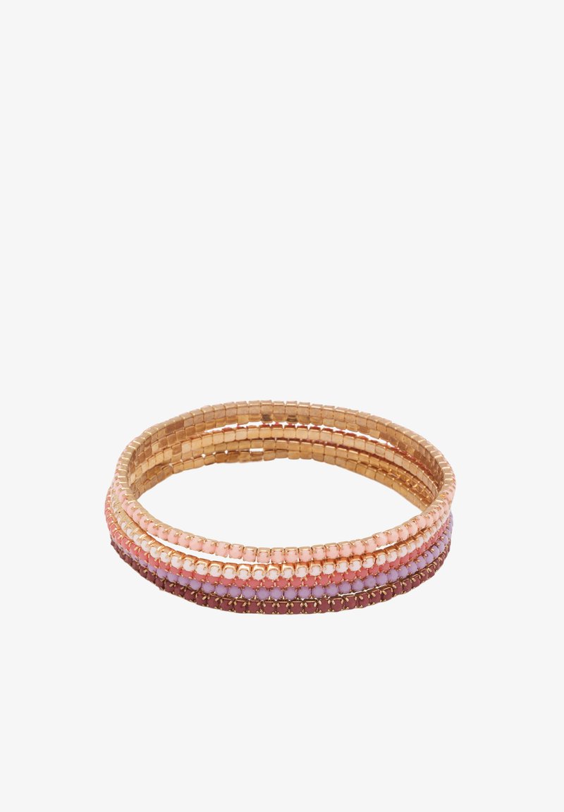 Guldtonad pärlarmband med flera staplade trådar i nyanser av rosa och lila, med släta och strukturerade ytor samt subtila mönstervariationer.