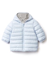 Ljusblå, vadderad babyjacka med huva och grå innerfoder, med dragkedja fram.