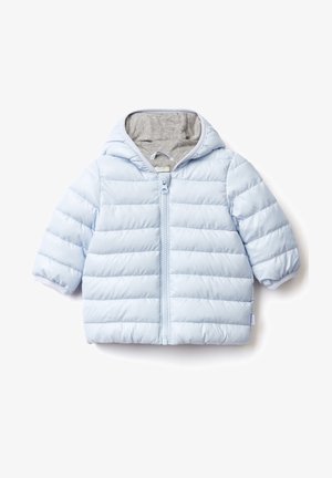 Lyseblå quiltet babyjakke med hætte og grå inderside, med en frontlynlås.
