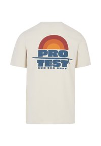 Kreminė trumpomis rankovėmis marškinėliai su retro daugiak color grafiniu dizainu, kuriame yra saulėtekio forma, tekstas "PRO TEST" ir "SUN SEA SURF" po juo.
