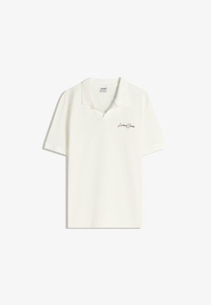 Fehér póló pamut anyagból, klasszikus gallérral, rövid ujjakkal és egy diszkrét barna logóval a bal mellen.