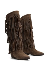 Brązowe zamszowe botki do kolan z wielowarstwowymi frędzlami, spiczastymi noskami i niskim, piętrowym obcasem, charakteryzujące się gładką teksturą i prostym wzornictwem.