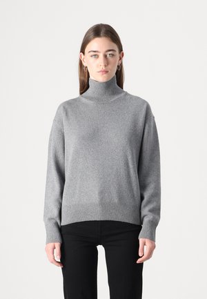 Grå genser med høy hals laget av et mykt materiale, med en avslappet passform, ribbestrikkede mansjetter og nederkant, samt et minimalistisk design.