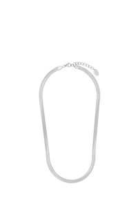 Collar de metal plateado con un diseño suave y flexible. Presenta un patrón delgado en espiga y un cierre con una cadena ajustable.