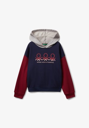 Sudadera azul marino con capucha gris y mangas burdeos, que presenta tres logotipos rojos de United Colors of Benetton y texto a juego en la parte delantera.