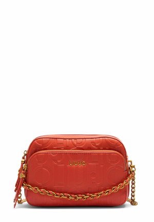 Rød læder crossbody-taske fra Liu Jo med præget logo, frontlomme med lynlås og guldkæde-rem på hvid baggrund.