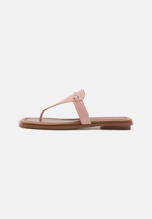 Sandale din piele roz, cu talpă plată, design tip thong și accent metalic. Textură netedă cu o formă simplă și modernă.