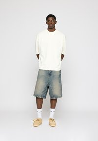 EIGHTYFIVE BAGGY - Shorts vaqueros - used sand