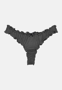 Fekete, redőzött anyagból készült női tangás alsónemű fodros szélekkel és egy kis masni díszítéssel az elülső középső részen.