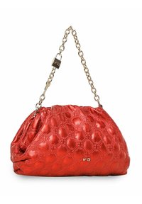 Borsa a tracolla in pelle trapuntata rossa con forma arricciata, tracolla in catena e un accento di lucchetto dorato. Presenta un logo dorato sul lato.