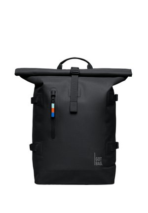 Mochila negra de tipo roll-top con una textura lisa e impermeable. Cuenta con un bolsillo lateral con cremallera y detalles en azul, blanco y naranja, además de correas ajustables.