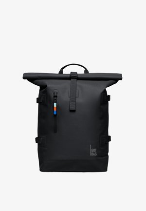 Czarny plecak z rolowanym zamknięciem o gładkiej, wodoodpornej teksturze. Posiada boczną kieszeń na zamek z niebieskimi, białymi i pomarańczowymi akcentami oraz regulowane paski.