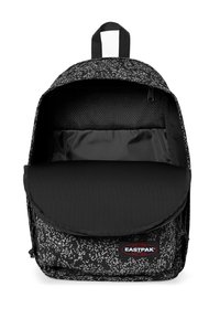 Zaino Eastpak con motivo nero e grigio, dotato di un ampio scomparto con zip, tasca in rete e una maniglia superiore per il trasporto.