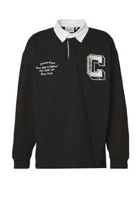 Schwarzes langärmliges Poloshirt mit weißem Kragen, bestickt mit Schriftzug und Schild-Logo auf der linken Brust.