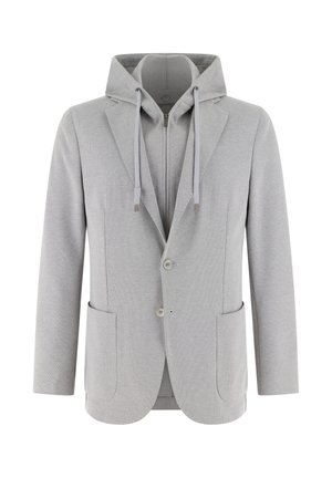Světlě šedé sako s dvěma knoflíky a nášivkovými kapsami, vrstvené přes mikinu s kapucí na zip a šňůrkami, zobrazeno zepředu.