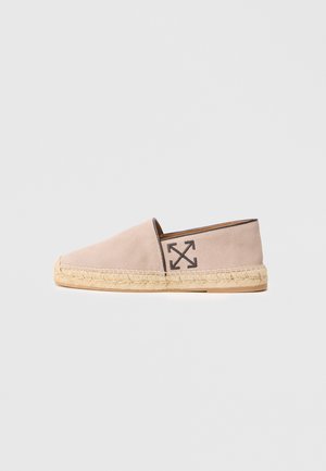 Beige semišové espadrilky s jutu podešví. Mají zaoblenou špičku a vyšívané logo na boku. Minimalistický design s nazouvací stylem.