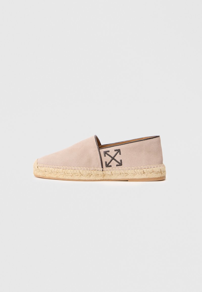 Bežiniai suede espadrilės su šiaudų padu. Turi apvalų nosį ir siuvinėtą logotipą šone. Minimalistinis dizainas su lengvai įsidėtomis stiliumi.
