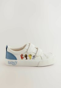 Weiße Sneakers mit blauen Akzenten, Klettverschlüssen, die auf der Seite Cartoonfiguren und Branding an der Sohle aufweisen. Strukturierte Gummisohle.