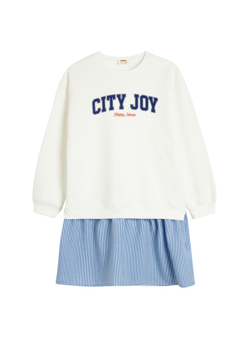 Hvid sweatshirt med teksten "CITY JOY" i marineblå, der har en blå og hvidstribet nederdel fastgjort i taljen. Blødt bomuldsmateriale, afslappet pasform.