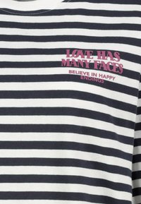 Gestreiftes T-Shirt aus navyblauem und weißem Baumwollstoff. Mit dem Text "LIEBE HAT VIELE GESICHTER" in pink und "GLAUBE AN GLÜCKLICHE ENDE" darunter.