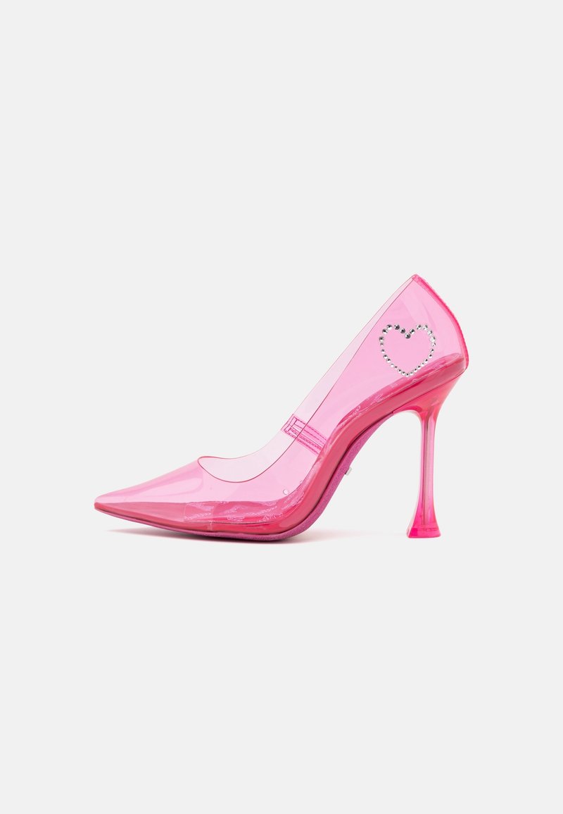 Chaussure à talon haut transparente rose avec un bout pointu et un ornement en forme de cœur, dotée d'une finition brillante et d'un talon aiguille fin.