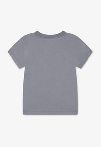 Camiseta de algodón gris, de manga corta, con cuello redondo, textura suave, diseño sencillo, espalda lisa sin ningún gráfico ni patrón.