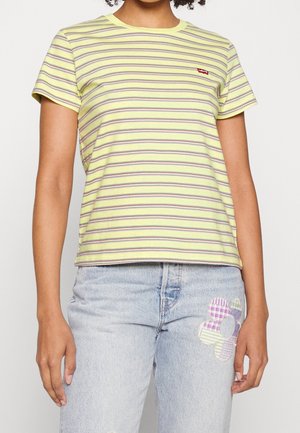 T-shirt rayé en jaune clair avec des rayures violettes et blanches, manches courtes, col rond, avec un petit logo rouge sur la poitrine.