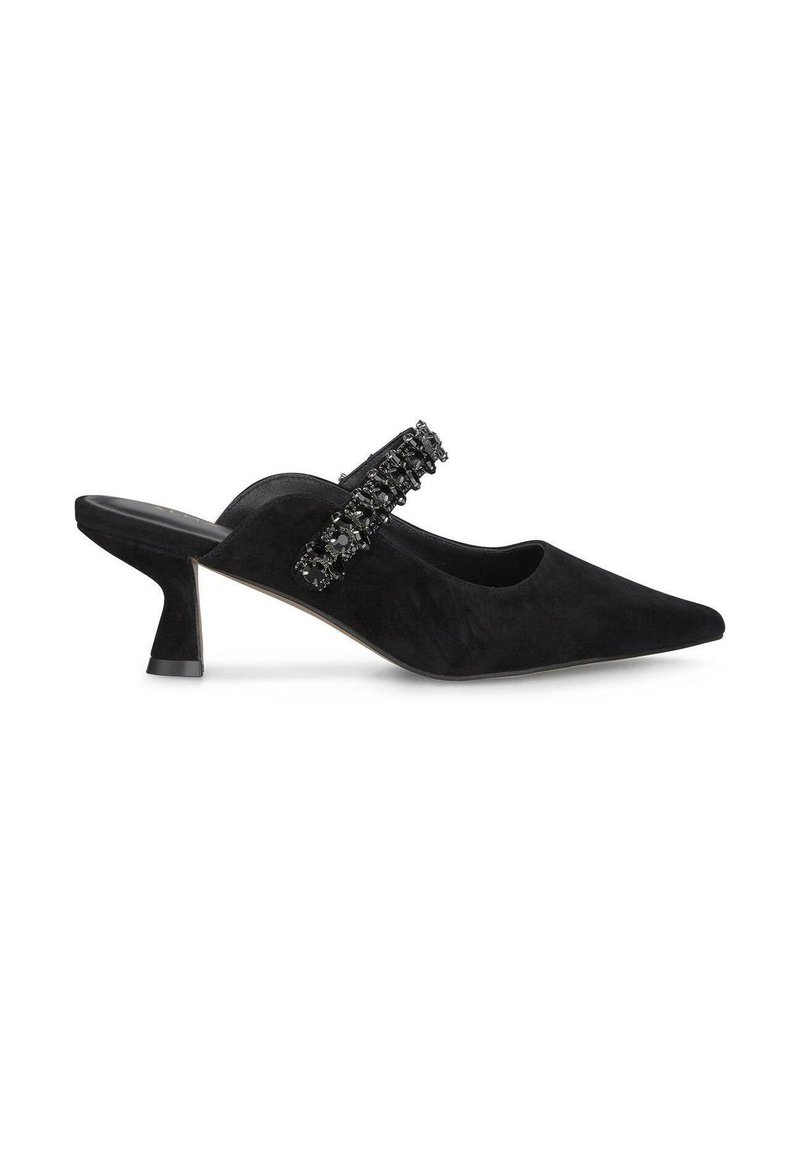 Scarpa slingback in suede nero con punta affusolata e tacco basso a campana. Presenta una fascia decorativa con elementi neri lungo il collo del piede.