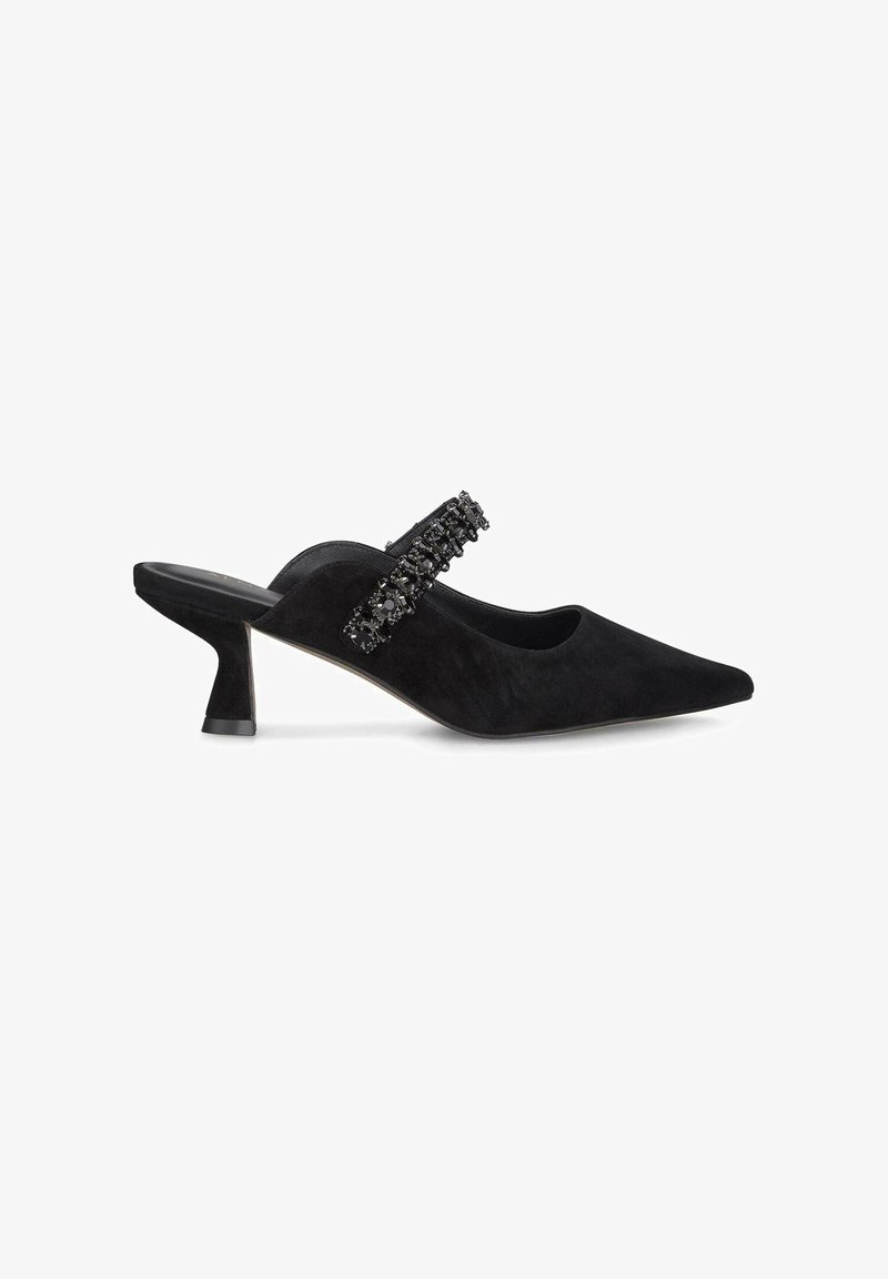 Scarpa slingback in suede nero con punta affusolata e tacco basso a campana. Presenta una fascia decorativa con elementi neri lungo il collo del piede.