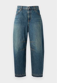 Svetlo modré denimové džínsy s voľným strihom. Majú dve predné vrecká, jemné švy a potrhané časti pri kolenách.