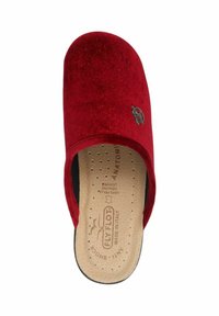 Pantofola in suede rosso con punta chiusa, tomaia strutturata e soletta imbottita. Presenta il logo sul lato e perforazioni sulla pianta.