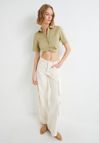 Koton SHORT SLEEVE CROP - Blusa - green