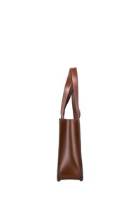 Borsa tote in pelle marrone con doppi manici per la spalla vista di lato su sfondo bianco.