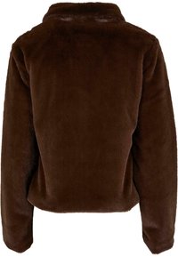Brun faux fur-jakke med krage, lange ermer og cropped snitt, laget av en glatt og myk tekstur.